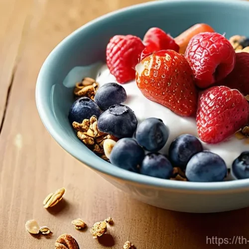 저지방 고단백 스낵 추천 - **Prompt:** A vibrant, close-up shot of a wholesome Greek yogurt breakfast bowl. The creamy white Gr...